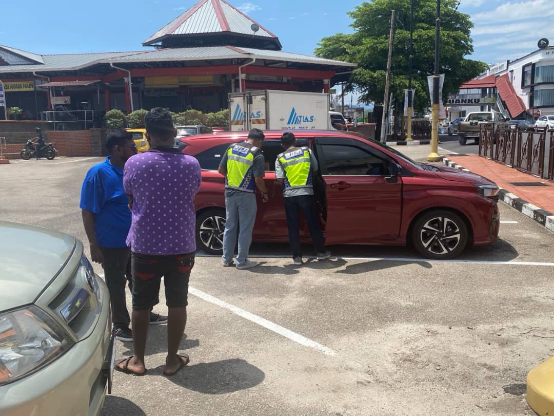 Pelajar sekolah ‘berhimpit’ naik prebet sapu