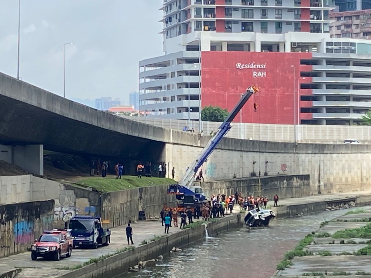 [VIDEO] Pajero ditemui, mangsa hanyut Sungai Klang masih hilang