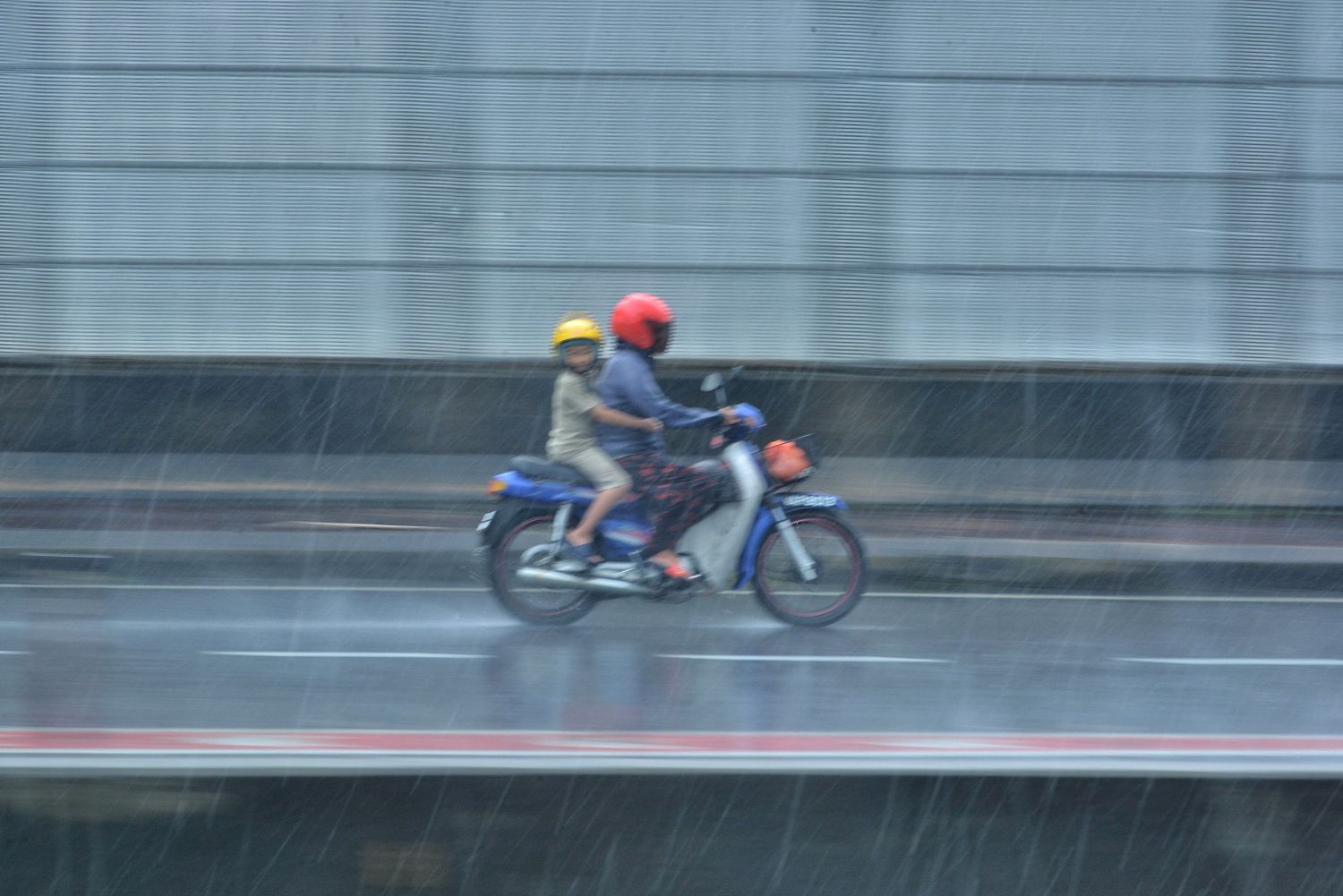 Ribut petir di tiga negeri pagi ini