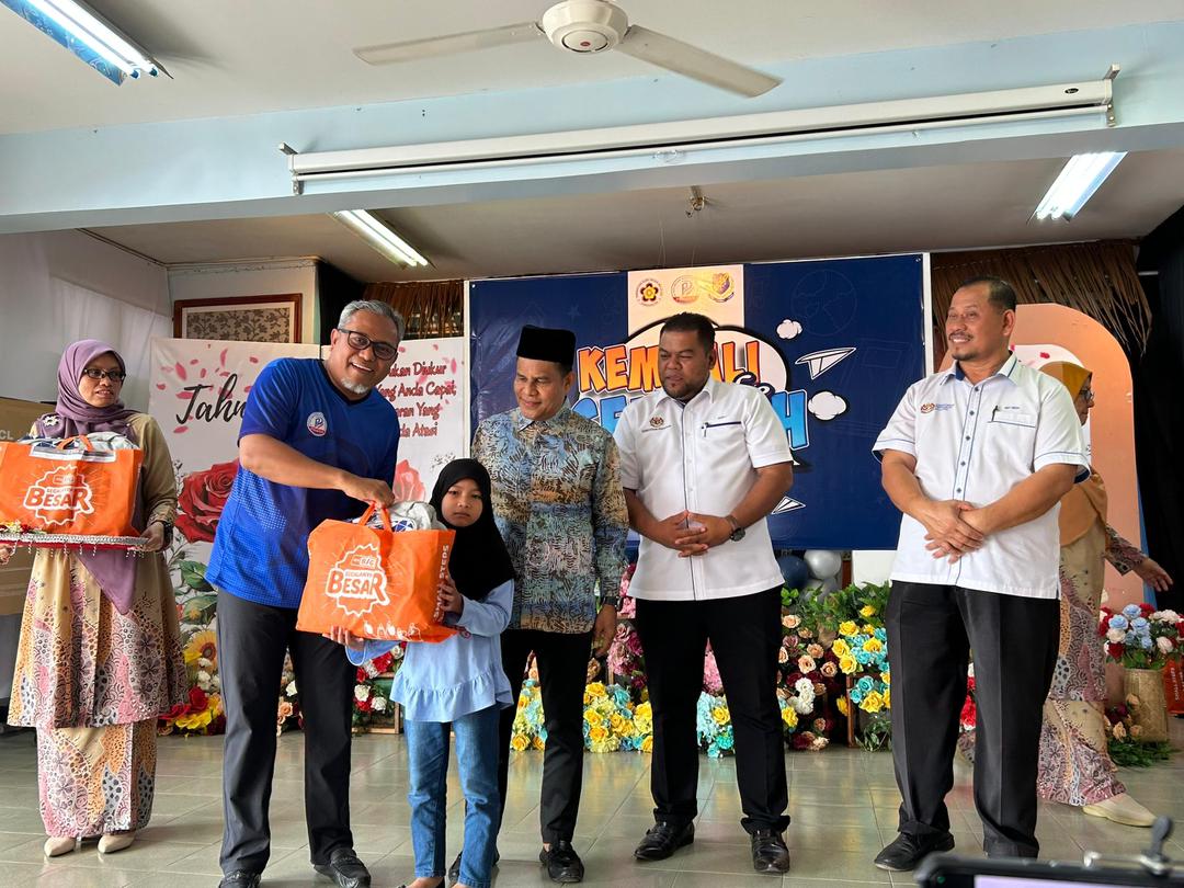 PEMASIK agih 300 set kelengkapan Kembali ke Sekolah