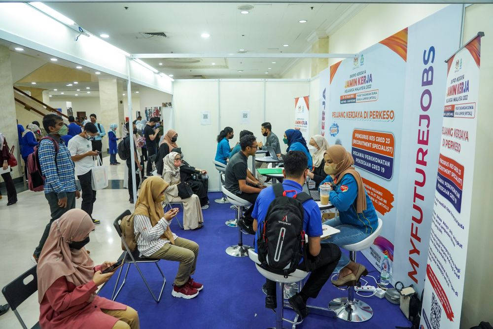 Jawatan kosong ‘tersembunyi’ punca pengangguran belia berlarutan, kata kesatuan