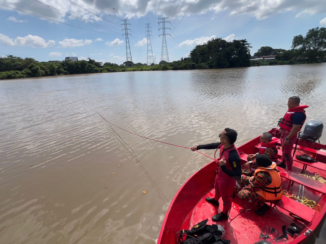 Kereta terjunam ke Sungai Kedah, operasi cari pemandu giat dijalankan