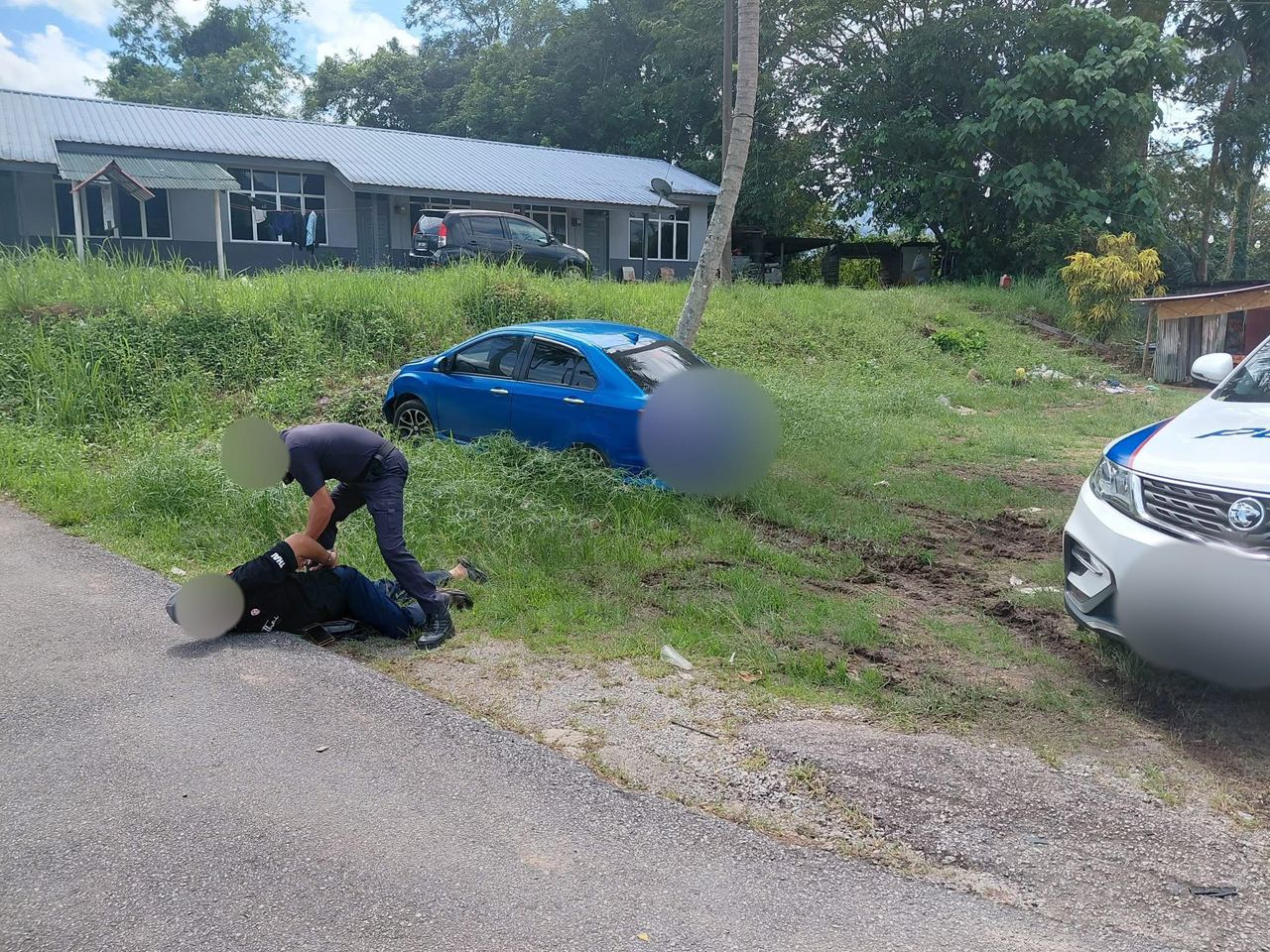 Kereta terbabas, tekong darat bawa 5 PATI terlepas upah RM1,000