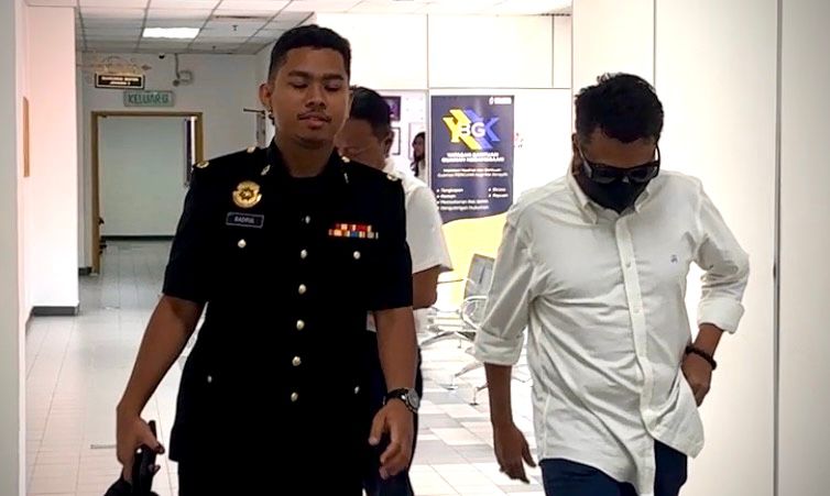 Ketua ‘spy’ risikan ATM makan rasuah, upah tidak lapor seludup rokok