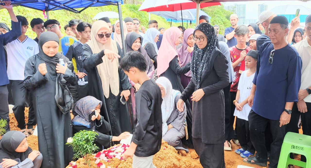 Dua beradik lemas kerap bersama tidak berenggang