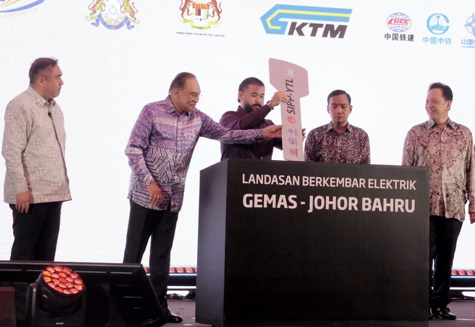 Tunku Ismail rasmi Landasan Berkembar Elektrik Gemas–Johor Bahru