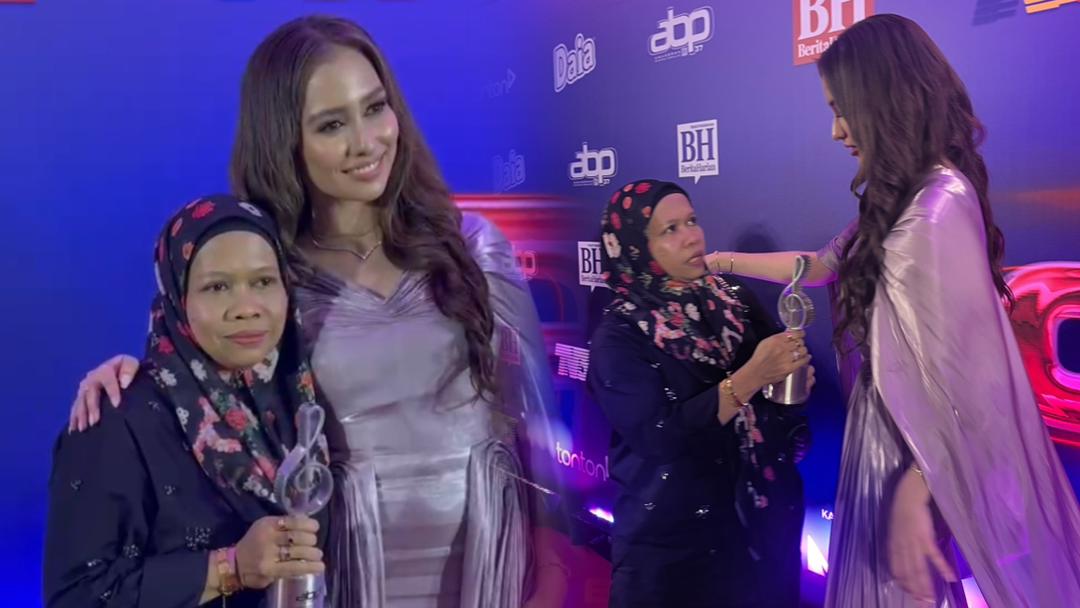 ‘Syurga saya di bawah telapak kaki ibu’