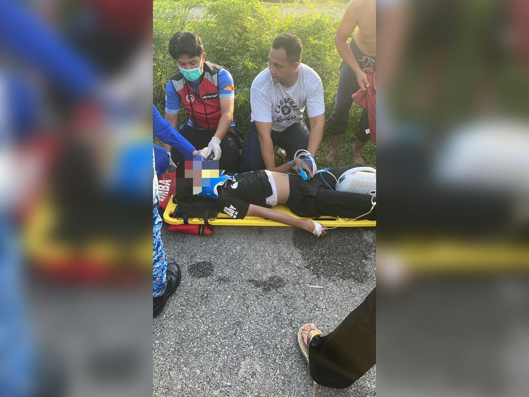 Abang maut, adik selamat kereta terbabas parit