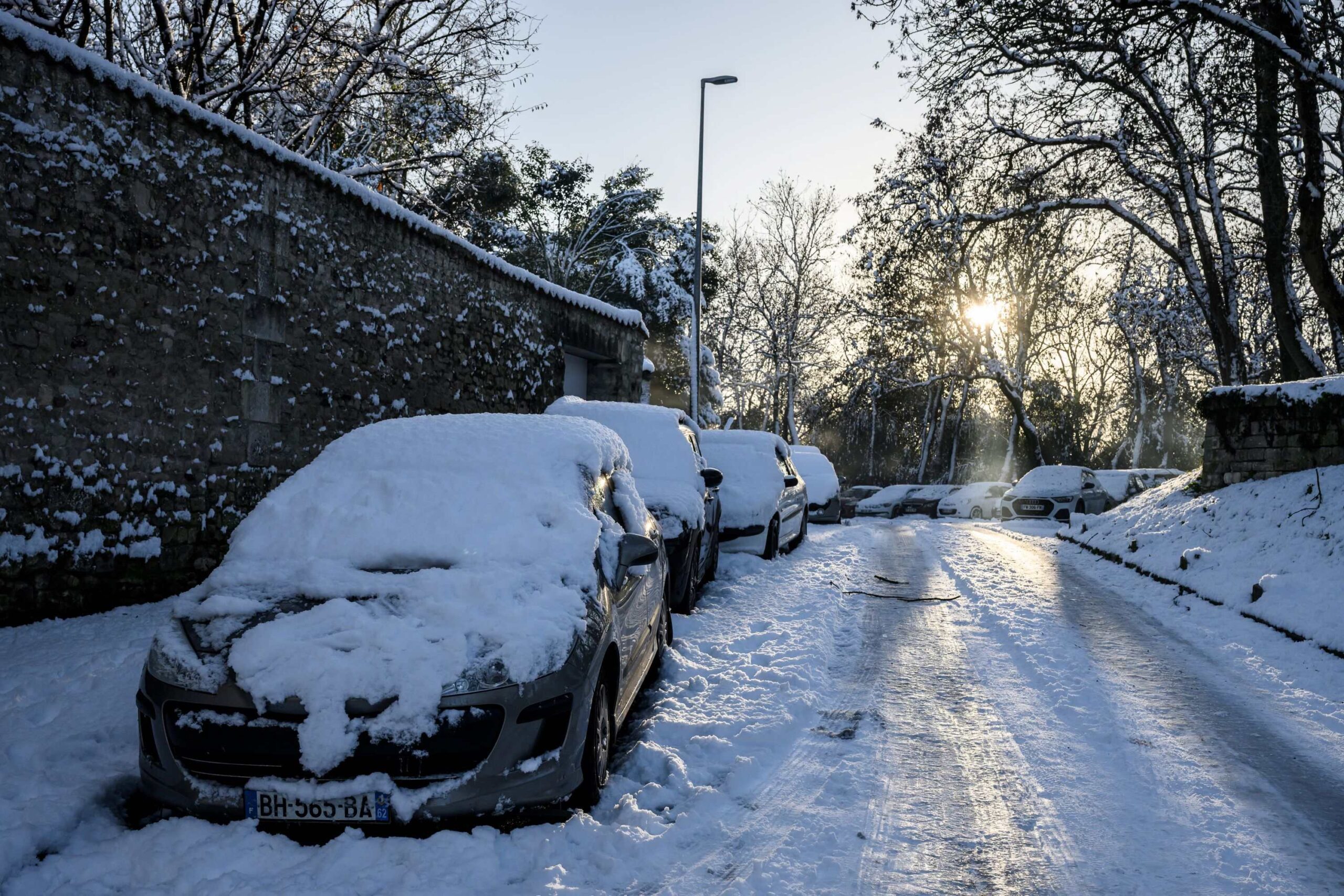 Salji tebal jejas perjalanan di Eropah
