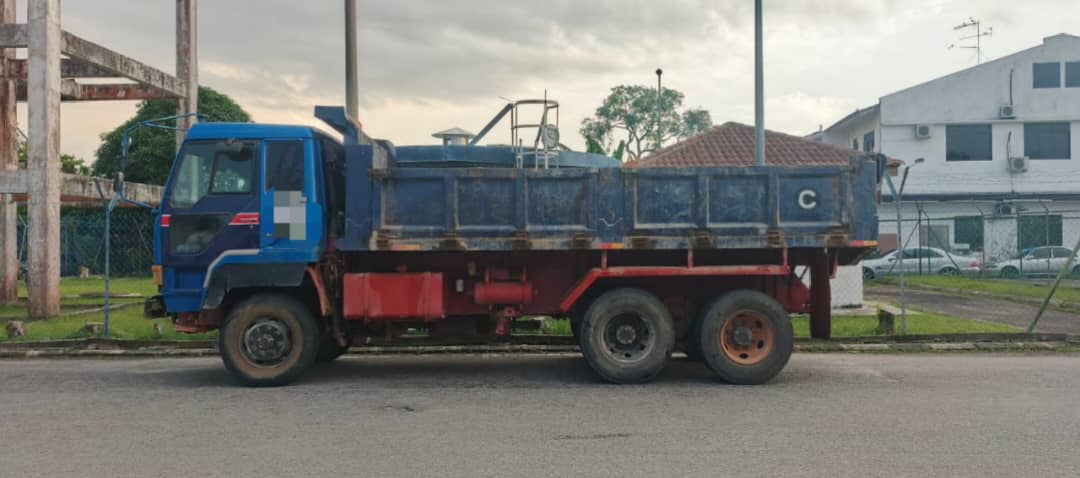 Polis sita lori rempuh lampu isyarat di Pekan Nanas