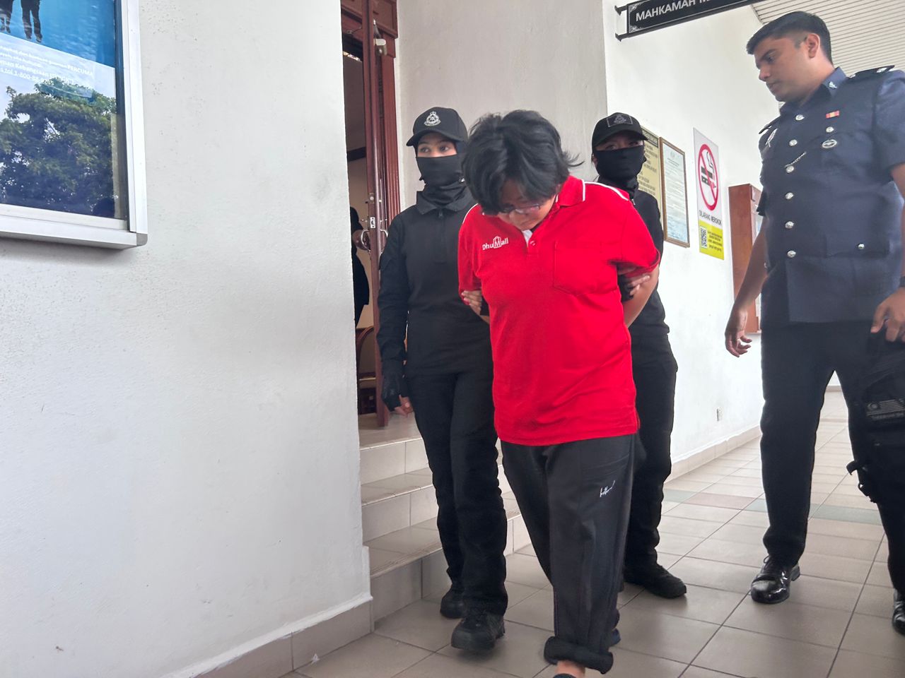 Wanita dituduh ludah, tunjuk jari tengah terhadap anggota polis