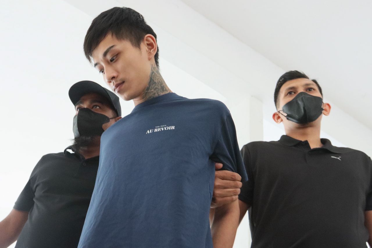 Lelaki bertatu di lehar tidak mengaku salah langgar doktor depan tol