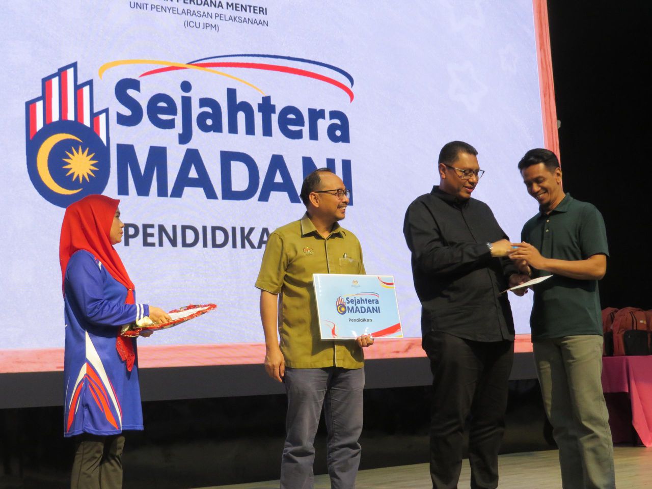 Ibu bapa Gua Musang dapat RM200 beli kelengkapan sekolah anak-anak