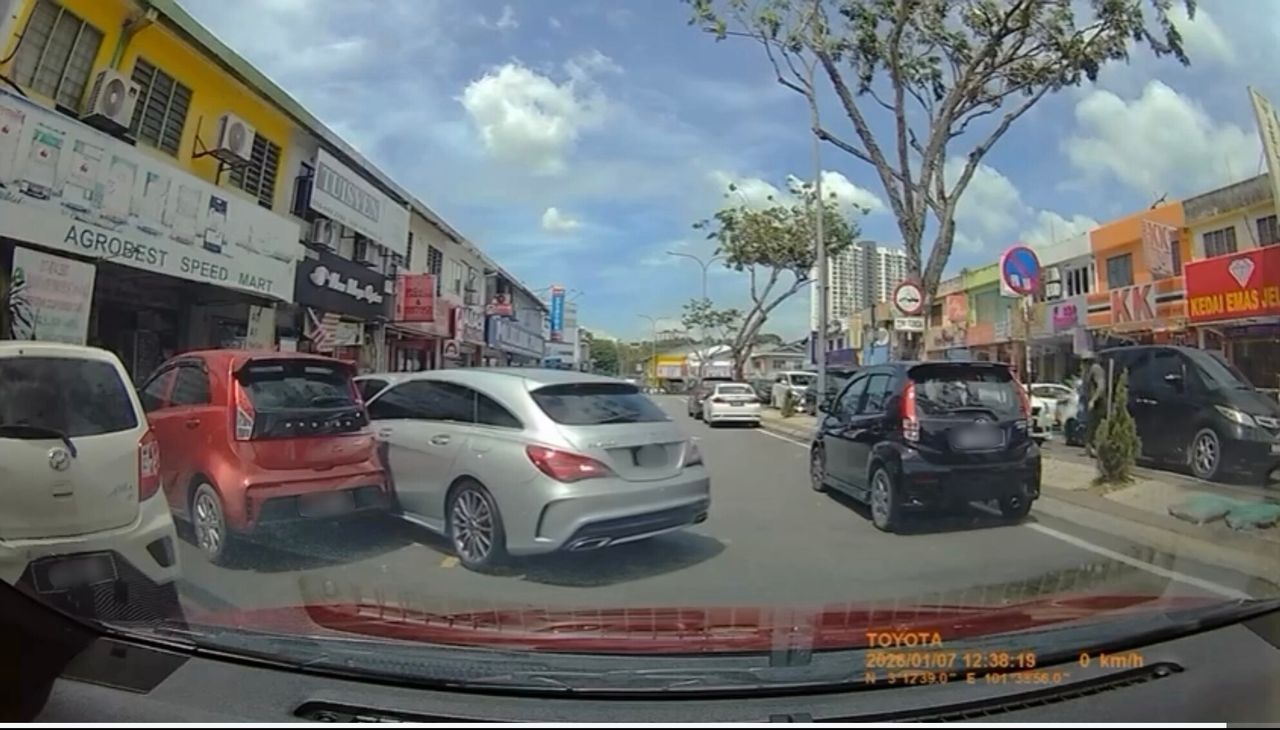 [VIDEO] ‘Sudah tahu tidak muat, nak juga parkir’