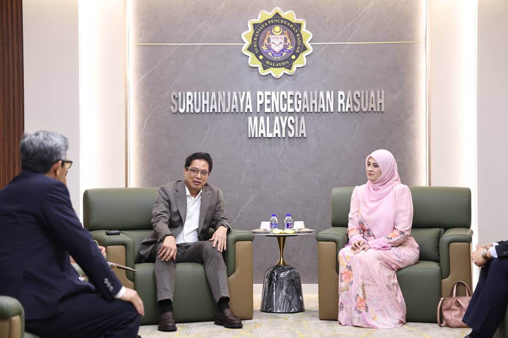 Azam Baki dilantik Profesor Anjung UTeM