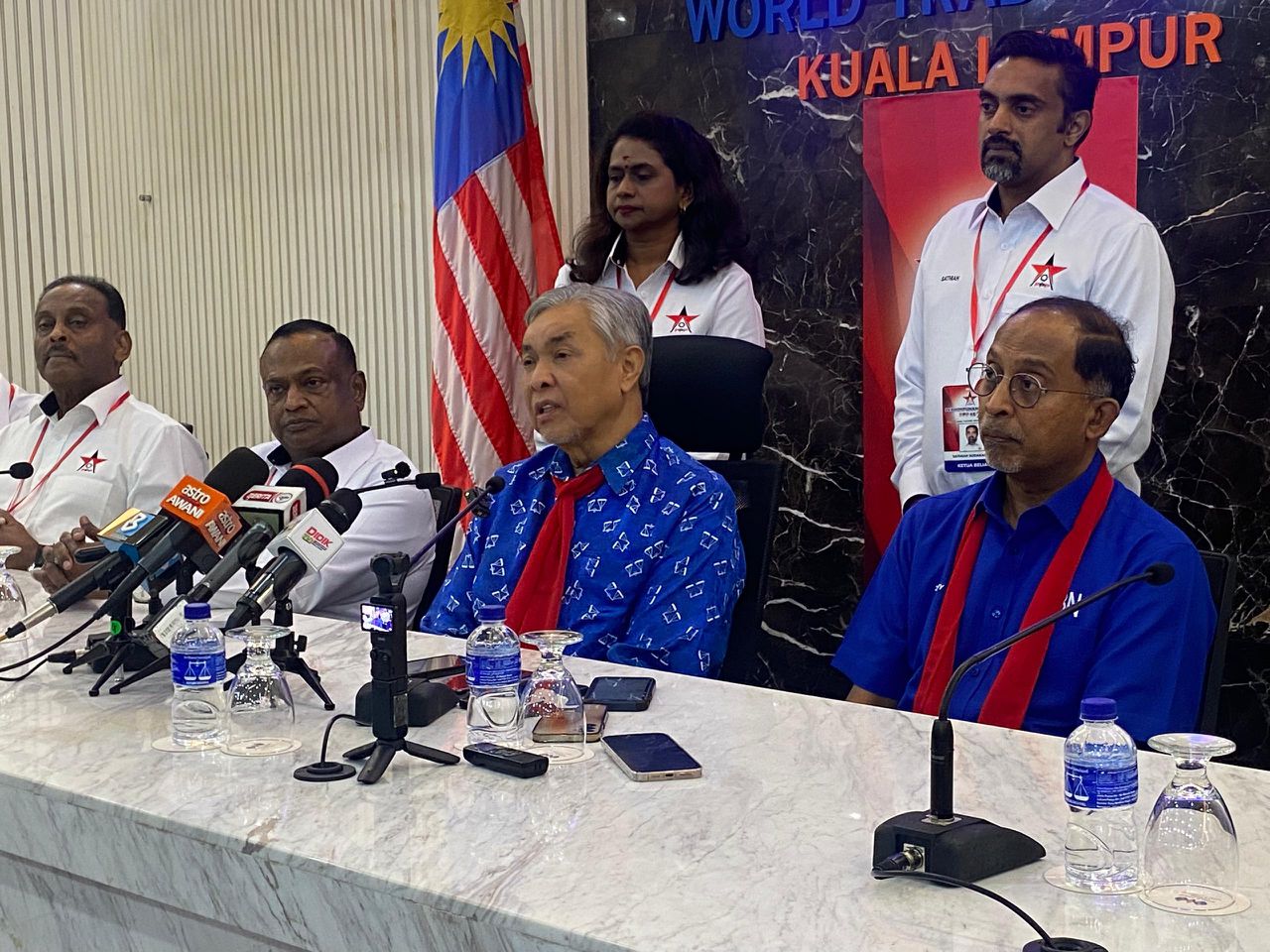 Ahmad Zahid tarik kenyataan terdapat dua kem dalam DAP
