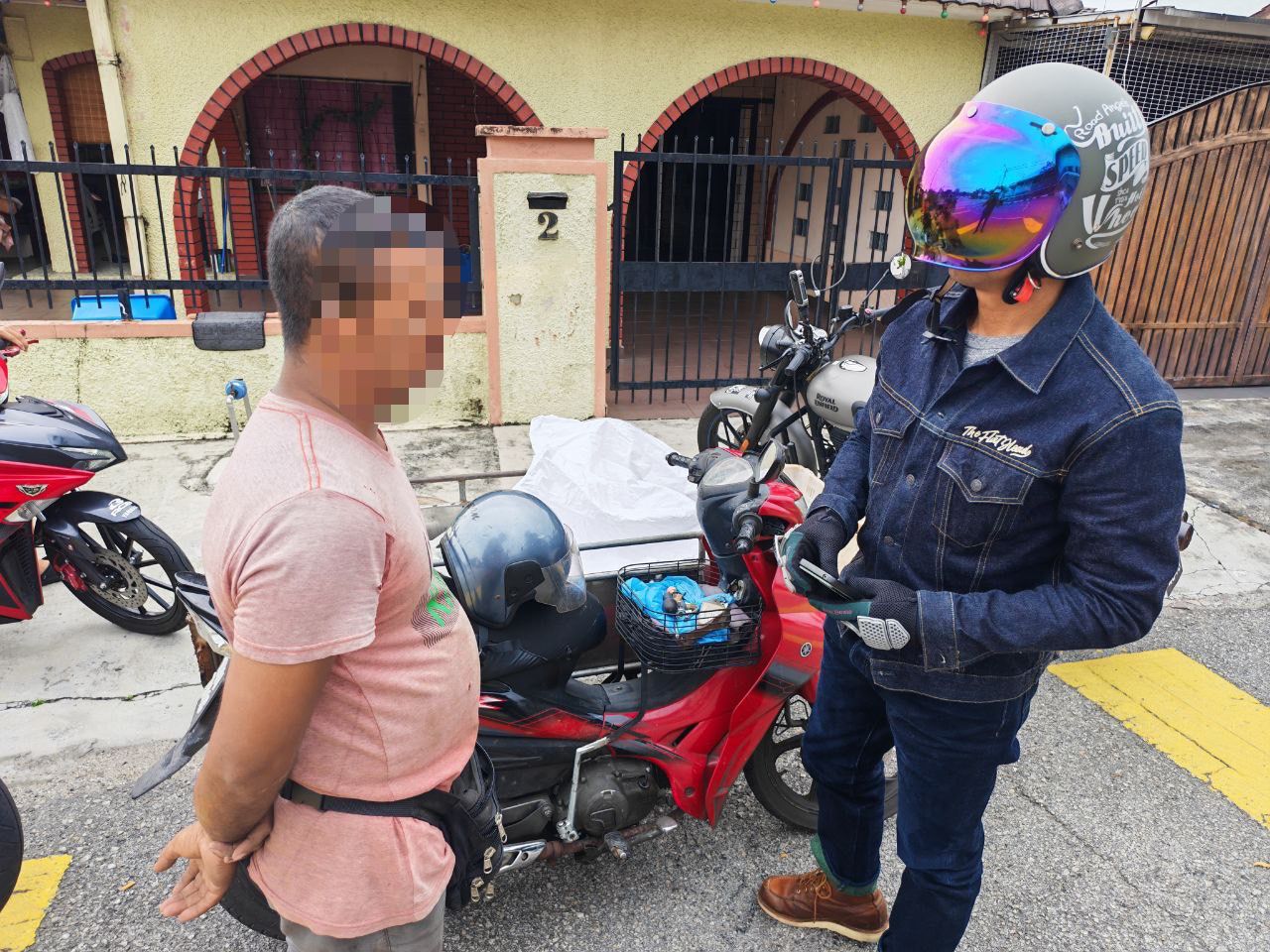 ‘Baru nak ambil tali ikat banner, terus kena tahan’