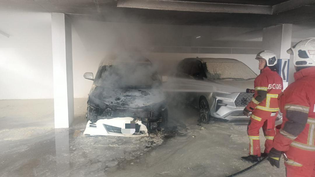 Dua MPV terbakar di parkir kondo, tiada mangsa terlibat