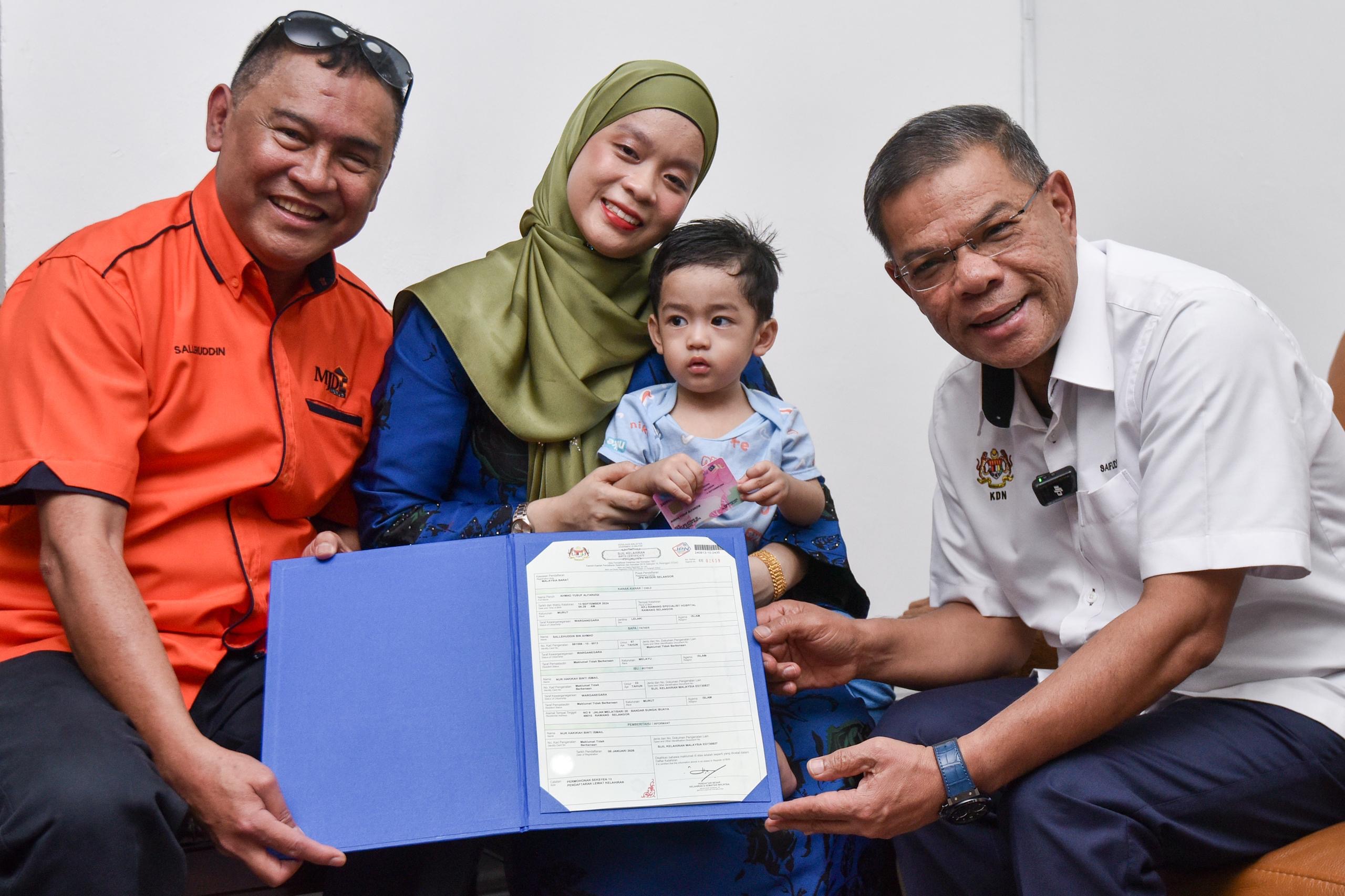 Bayi 16 bulan terima sijil kelahiran selepas ibu dapat MyKad