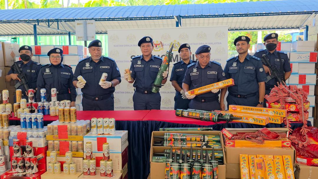 Tindih mercun, bunga api 4 tan dengan barang diluluskan KDN