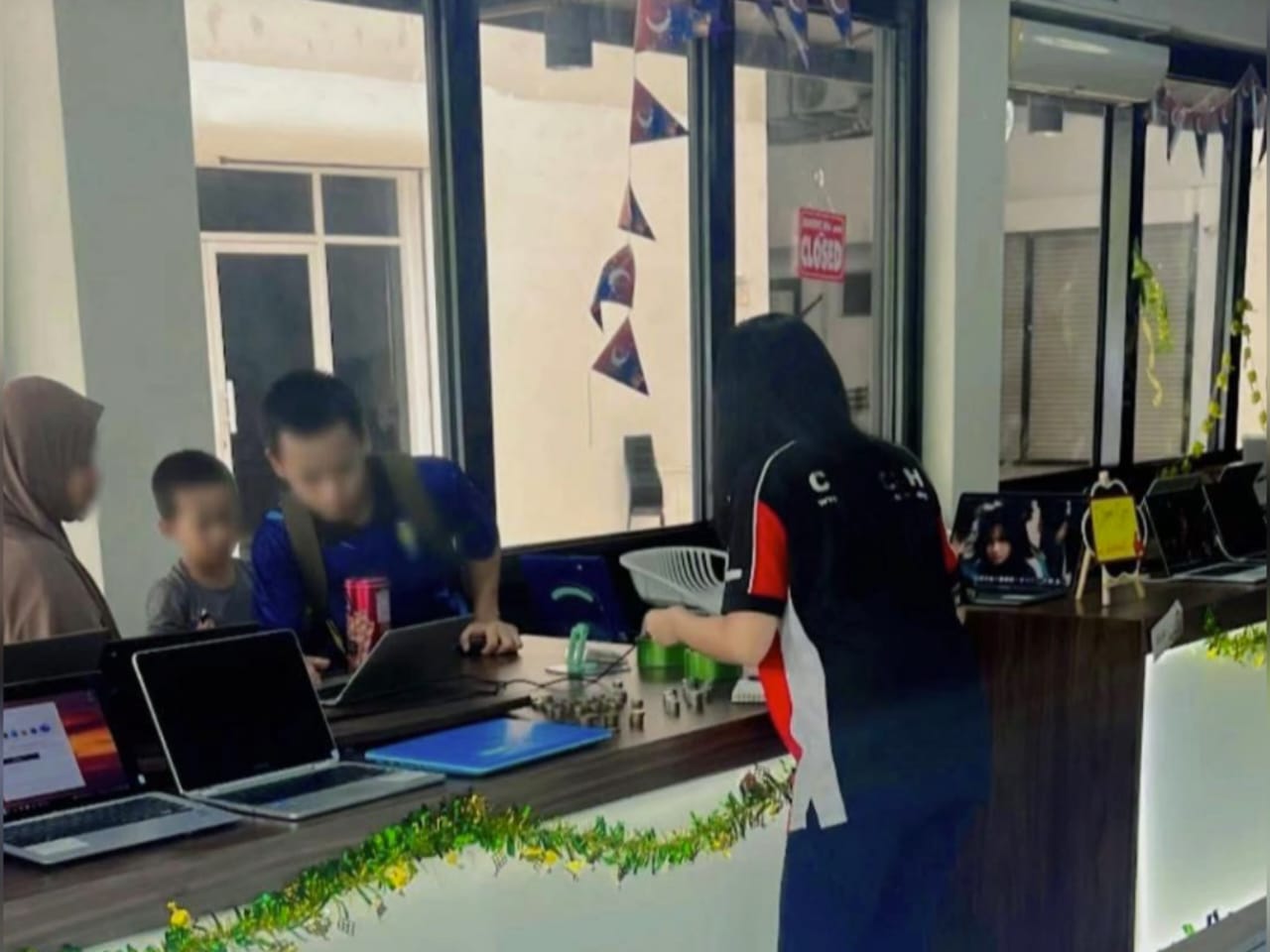 ‘Boleh tak nak beli laptop guna duit syiling?’