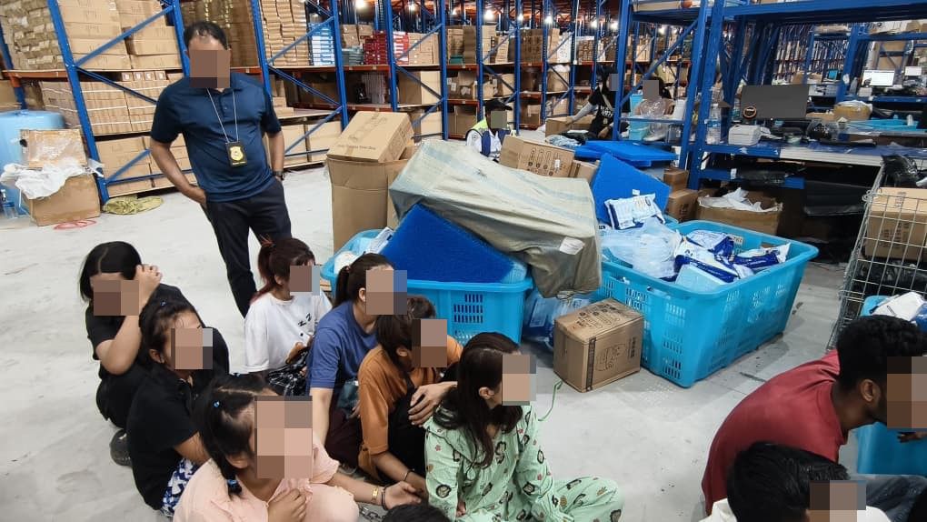 Gudang ‘transit’ barangan China digempur, 24 PATI ditahan