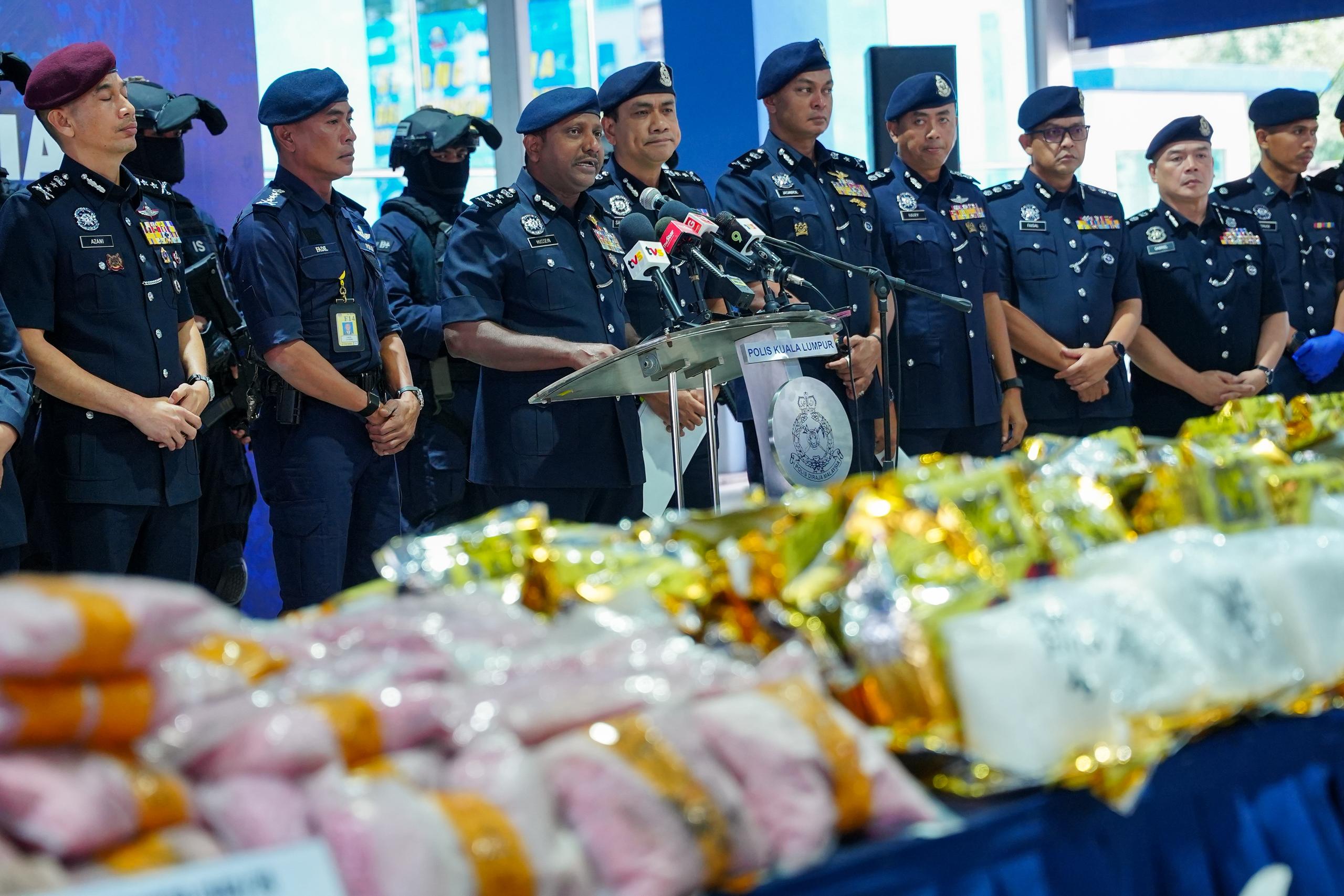 Upah RM10,000, pakej pelancongan percuma bawa bunga ganja