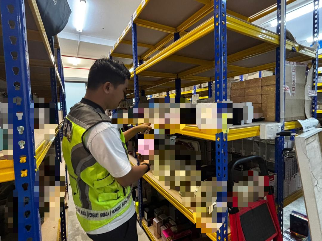 Barangan tiruan berjenama mewah bernilai RM1.43 juta dirampas