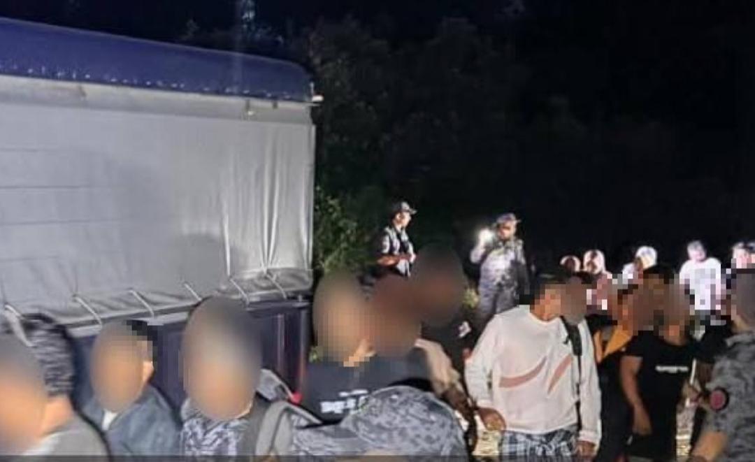 Letak bongkah, jentera berat halang serbuan imigresen