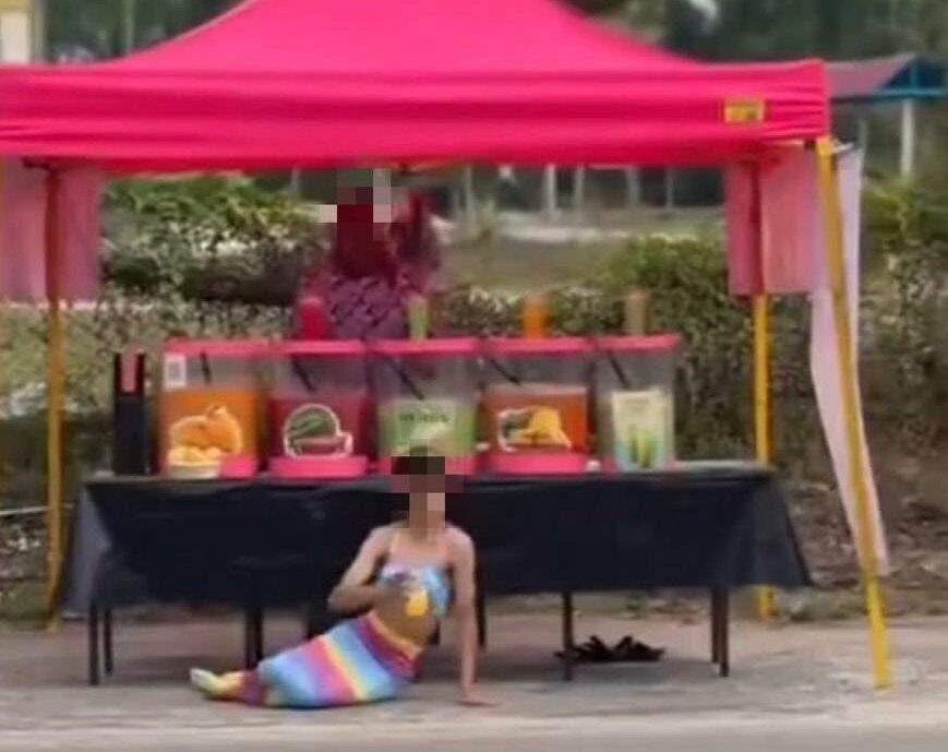 [VIDEO] ‘Duyung’ lelaki promosi air balang di Pengkalan Chepa