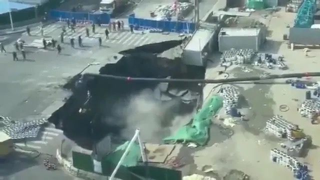 Pekerja bertempiaran lari, lubang benam gergasi ‘telan’ jalan raya 