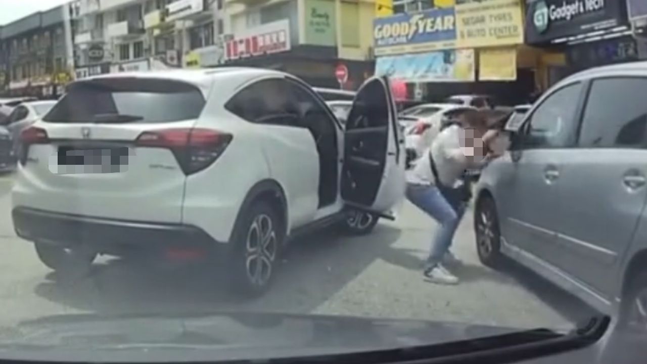 Halang laluan punca lelaki patahkan cermin sisi Perodua Alza