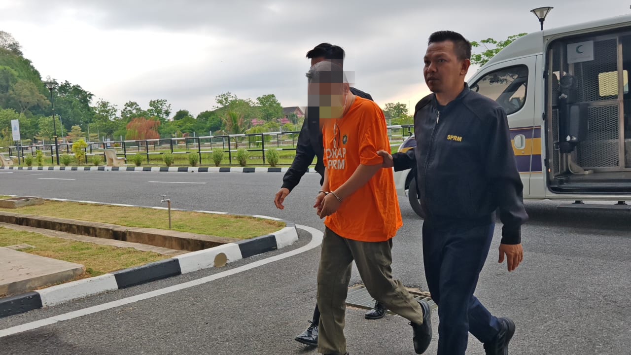 Habuan RM200,000 urus pingat, penjawat awam direman lima hari