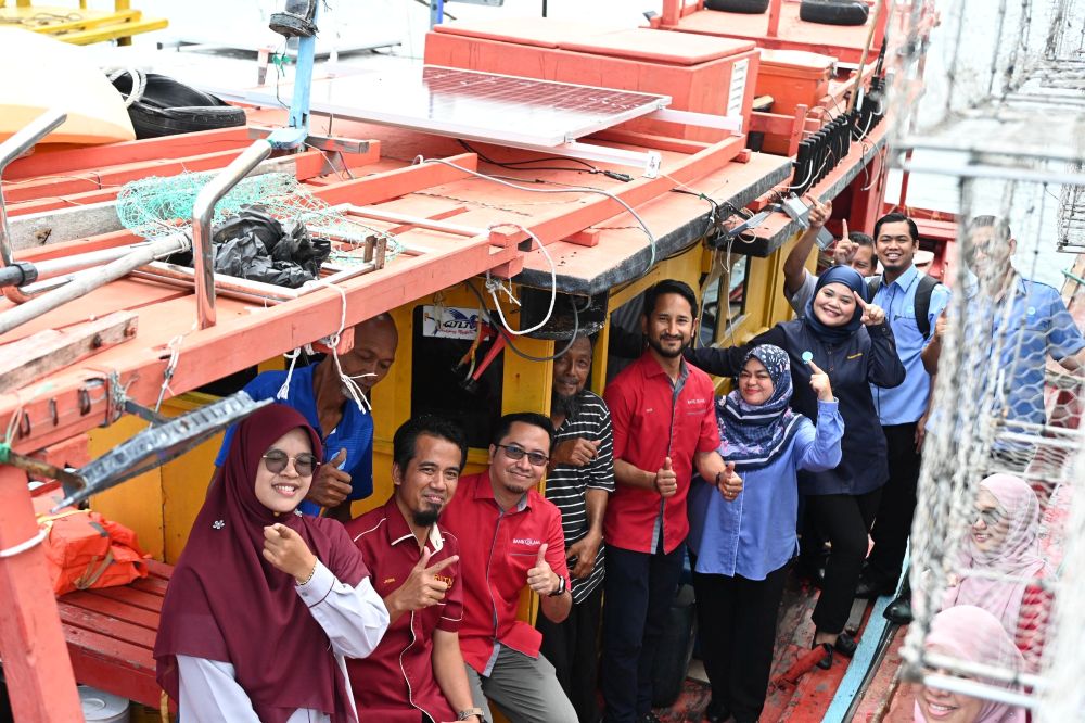 Bank Islam serah bot berkuasa solar kepada 25 nelayan di Mersing