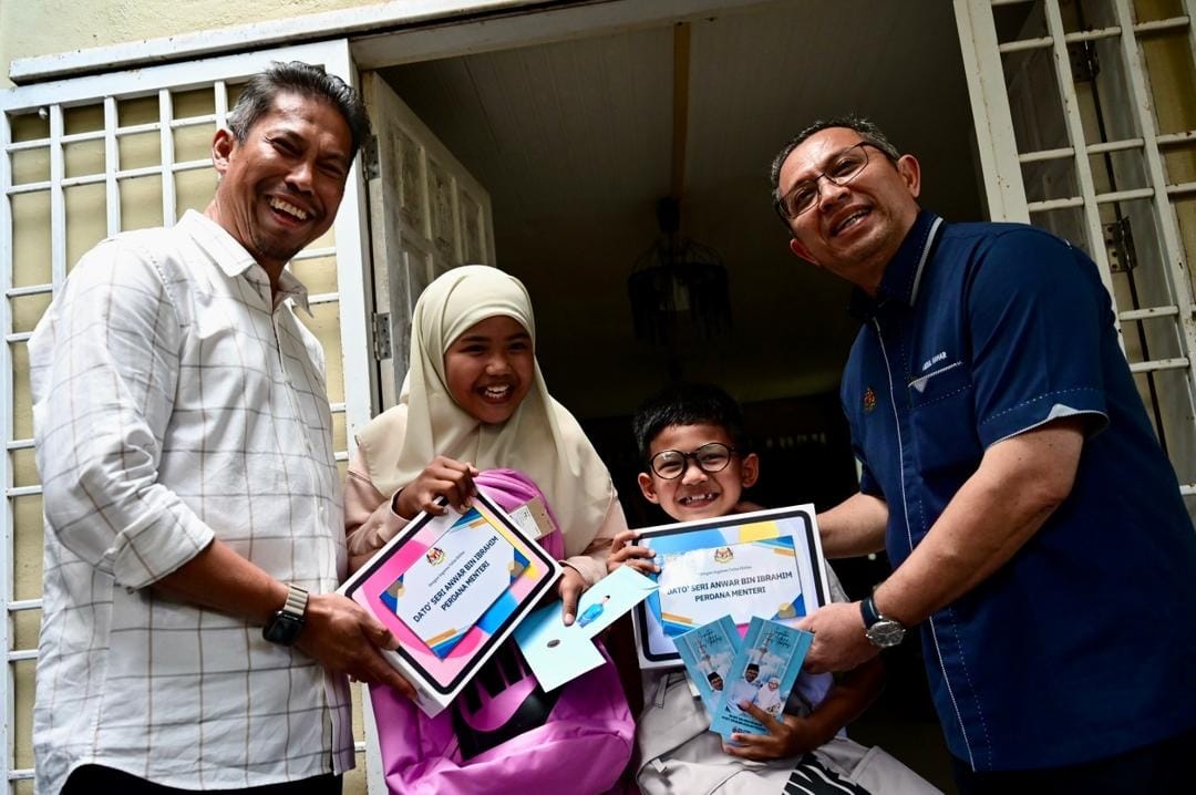 Dua beradik beri duit raya kepada PM terima iPad