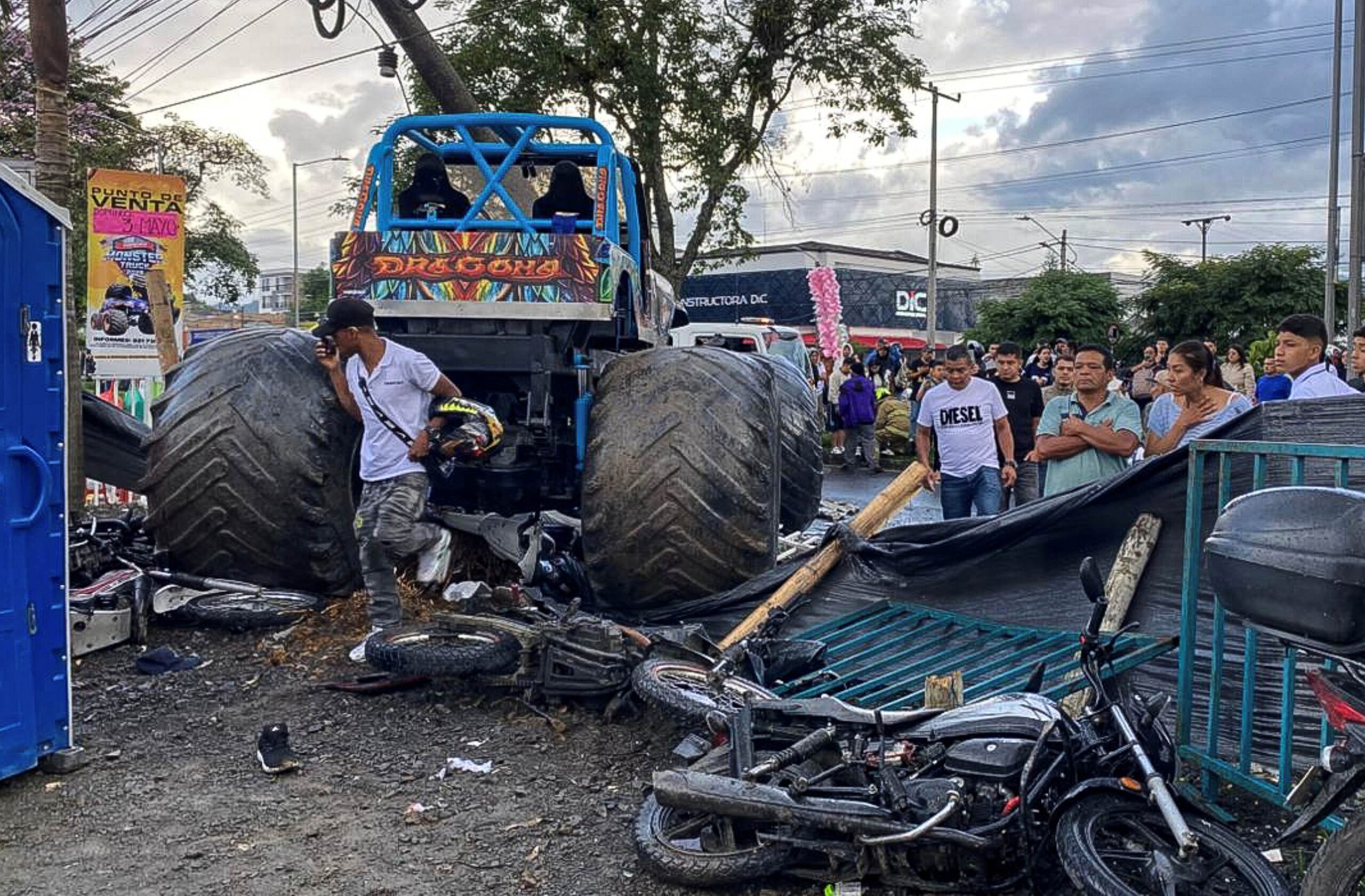 Trak raksasa ‘wheelie’ rempuh penonton
