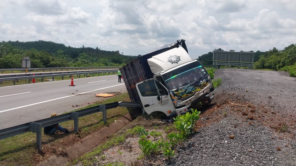 Mekanik maut dirempuh lori ketika tukar tayar