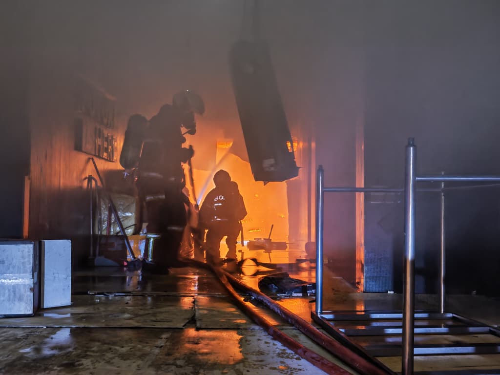 Warga asing maut, pub dalam binaan terbakar