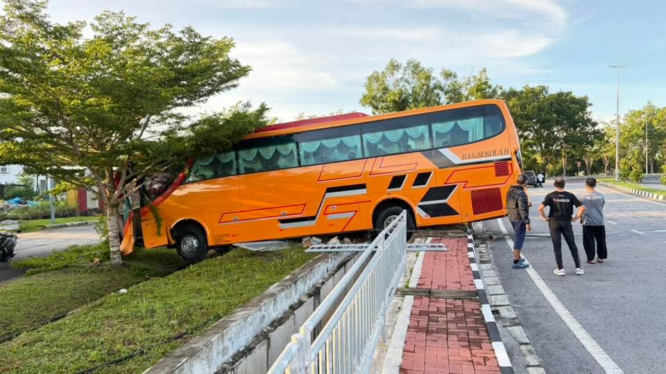 Bas bawa 32 pelajar kolej terbabas, pemandu cedera