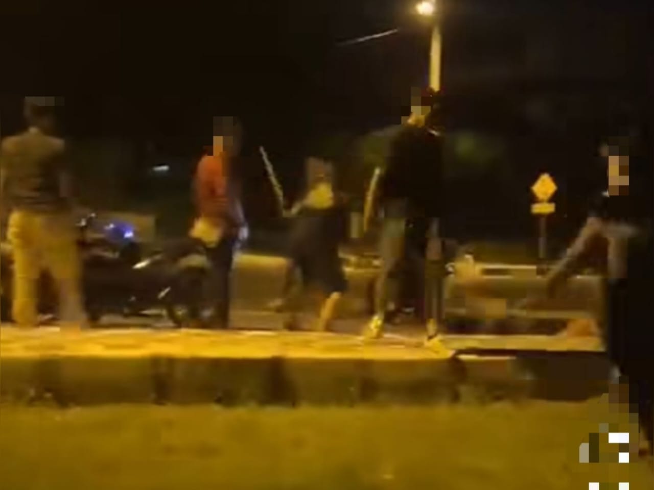 2 parah gaduh kerana ‘Rina’, ‘Alif’ diburu