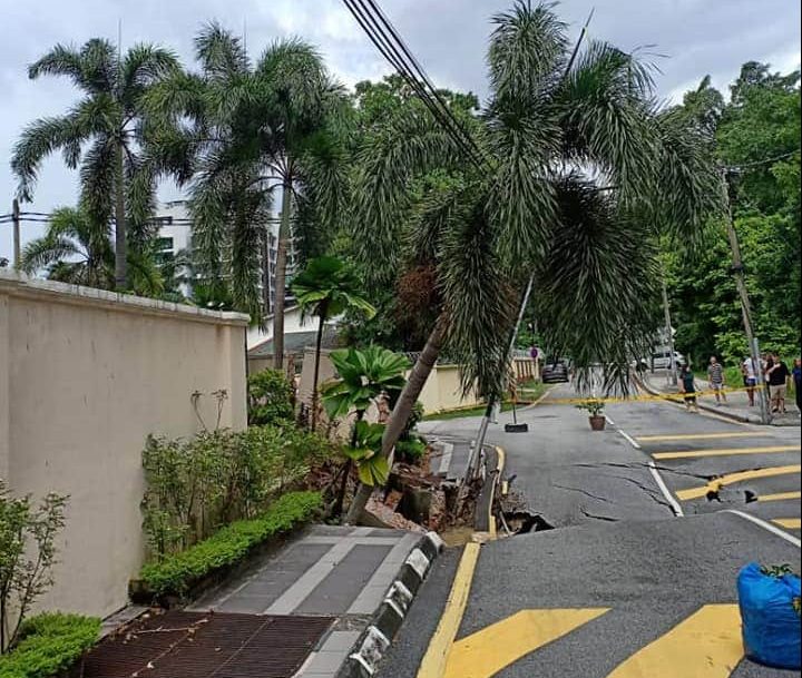 KUALA LUMPUR - Keadaan jalan sekitar Residensi 16, Jalan Taman U Thant yang ditutup akibat mendapan tanah sejak petang semalam.