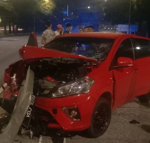 KUALA LUMPUR - Keadaan kereta jenis Perodua Myvi yang dipandu mangsa remuk selepas melanggar besi pembahagi jalan di Jalan Sungai besi arah pusat bandar.