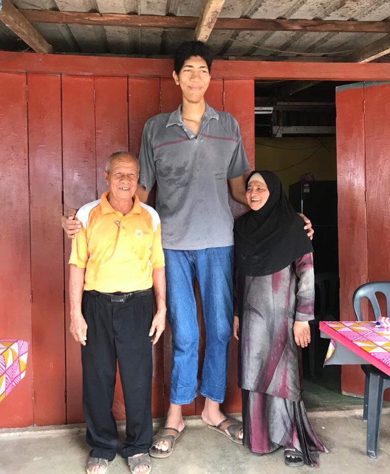 Pelakon Lelaki Paling Tinggi Di Malaysia