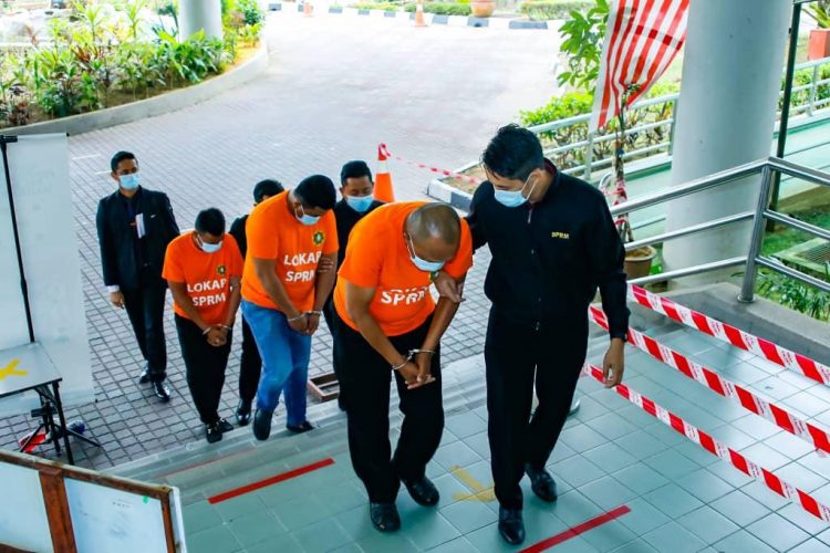 Tiga anggota polis trafik direman rasuah RM500 - Kosmo Digital