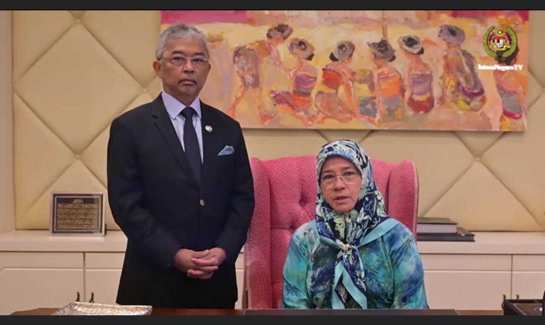 Al Sultan Abdullah (kiri) dan Tunku Azizah (kanan) mengingatkan rakyat jelata untuk menjaga keselamatan diri