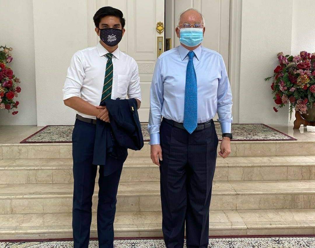 Syed Saddiq (kiri) bertemu Najib (kanan) tadi.