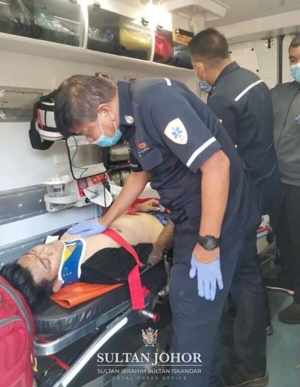 Pasukan perubatan Sultan Johor beri rawatan kecemasan ...