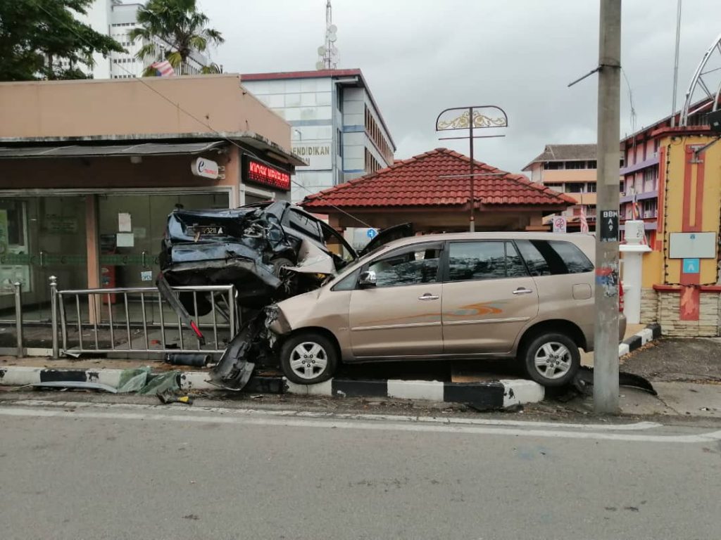 Pemandu kereta cedera dirempuh MPV Pemandu kereta cedera dirempuh MPV