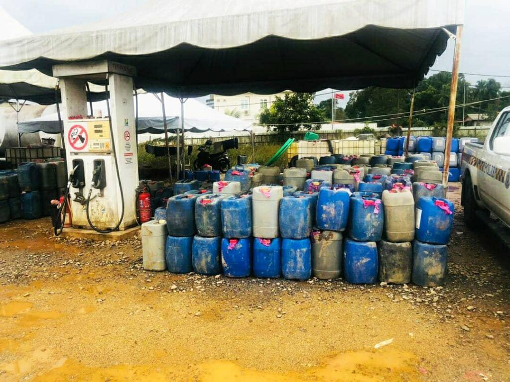 36,000 liter minyak petrol tanpa lesen disita 36,000 liter minyak petrol tanpa lesen disita