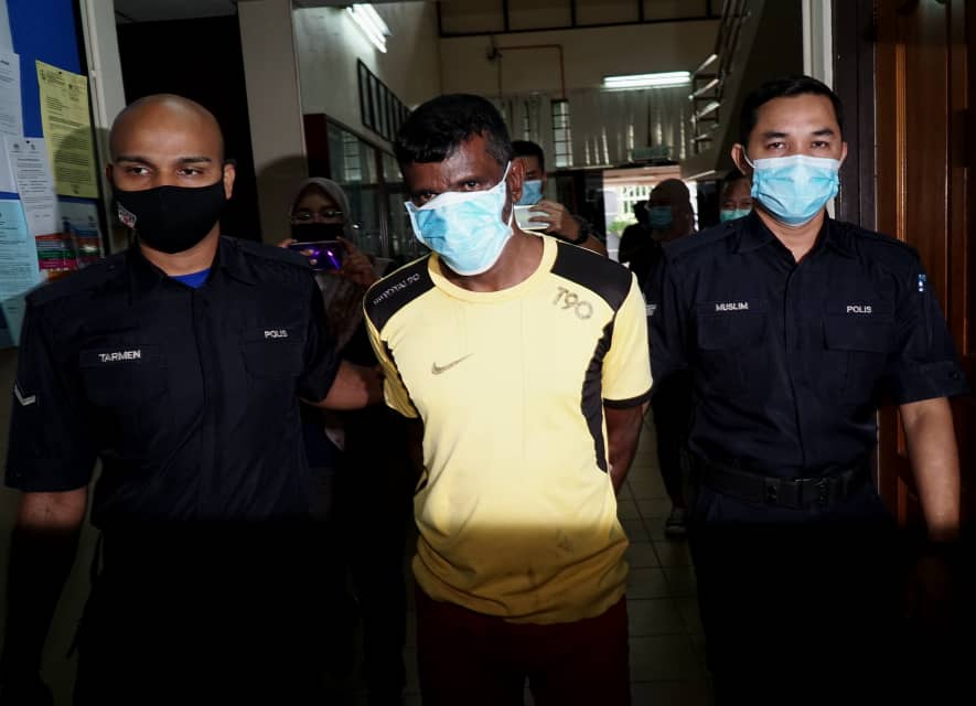 Pemotong rumput didakwa halang, pukul kepala anggota polis Pemotong rumput didakwa halang, pukul kepala anggota polis